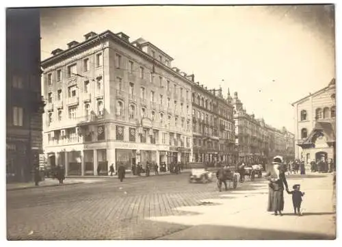 22 Fotografien Georg Pettendorfer, München, Ansicht München, Strassenpartie mit Geschäften, Residenz-Str., Kutschen