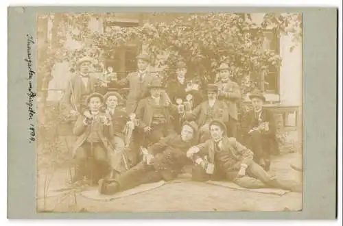 Fotografie unbekannter Fotograf und Ort, junge Herrengesellschaft zu Pfingesten beim Schwarzbier Umtrunk, 1894