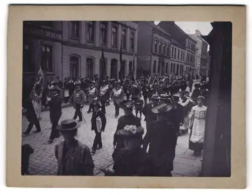 Fotografie unbekannter Fotograf und Ort, Schützen-Umzug mit Schützenkönig samt Schützenkette und geschultertem Gewehr