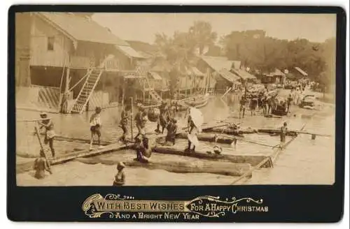 Fotografie unbekannter Fotograf, Ansicht Pakokku, Pakoko during the flood, Einwohner im überschwemmten Ort, Holzhäuser