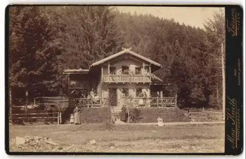 Fotografie Max Kurth, Füssen a. Lech, Ansicht Faulenbach, Blick auf ein Wohnhaus mit Familie