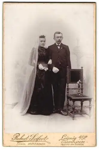 Fotografie Robert Seifert, Leisnig, Ehepaar zur Hochzeit im schwarzen Brautkleid und im Anzug