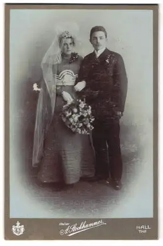 Fotografie A. Stockhammer, Hall / Tirol, österreichisches Ehepaar im Hochzeitskleid und im Anzug