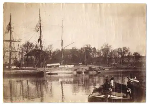 Fotografie unbekannter Fotograf, Ansicht Hamburg-Harburg, Segelboote & Schubkähne bei Niedrigwasser