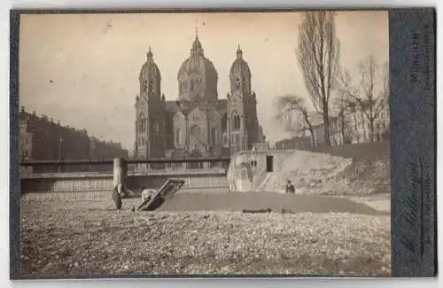 Fotografie M. Stettmeyer, München, Ansicht München, Männer sieben Kies vor der Lukaskirche