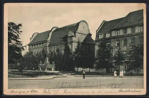 AK Aussig / Usti, Brunnen an der Stadtbücherei