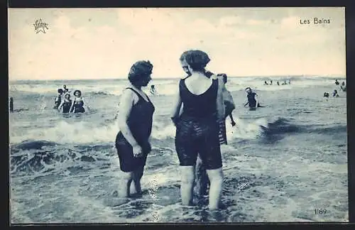 AK Les Bains, Badegäste in Badeanzügen im Meer