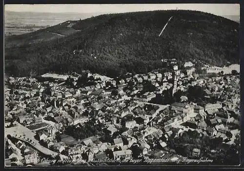 AK Neustadt b. Coburg, Ortsansicht mit Muppberg u. Aussichtsturm, Fliegeraufnahme