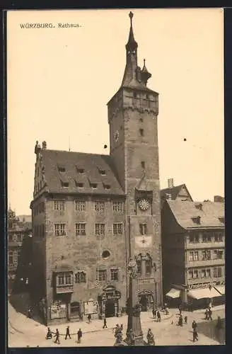 AK Würzburg, Rathaus mit Denkmal und Geschäften, Leute