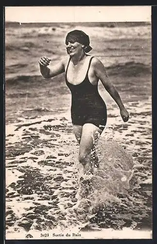 AK Lachende junge Frau im Badeanzug in den Wellen