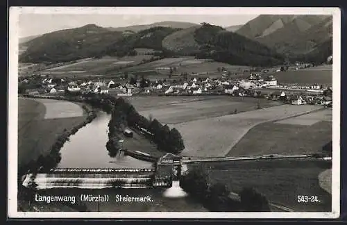 AK Langenwang, Ortsansicht mit Kirche und Bergpanorama, Flusswehr