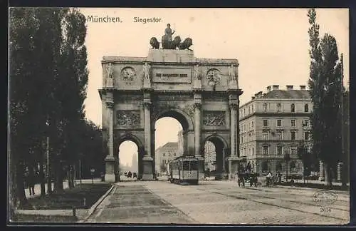 AK München, Strassenbahn fährt durch`s Siegestor