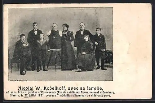 AK Behinderter Nicolai W. Kobelkoff mit Frau und Kindern