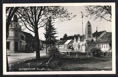 AK Jennersdorf /Burgenland, Strassenpartie mit Kaufhaus und Denkmal