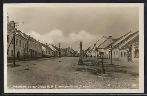 AK Dobersberg ander Thaya, Strassenpartie mit Pranger