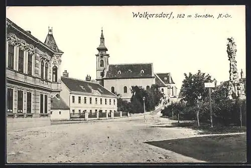 AK Wolkersdorf /N.-Oe., Strassenpartie mit Blick zur Kirche