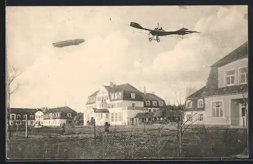 AK Cuxhaven, Hotel-Pension Zum Marineflugplatz v. C. Winter, Zeppelin und Eindecker-Flugzeug in der Luft