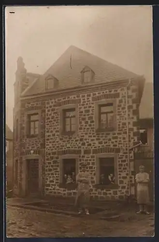 Foto-AK Polch, Haus Familie Kranz mit Bewohnerpaar u. Kindern in Fenstern