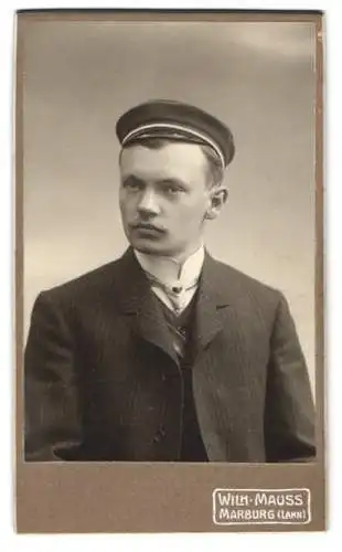 Fotografie Wilh. Mauss, Marburg / Lahn, Student im Nadelstreifenanzug mit Schirmmütze