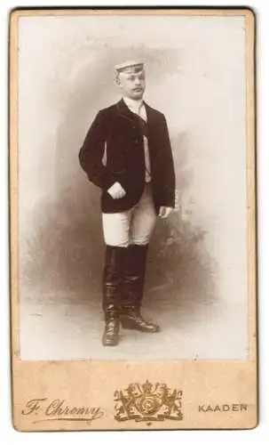 Fotografie F. Chromy, Kaaden, tschechischer Student Adi im Anzug mit Lederstiefel und Schirmmütze, 1896