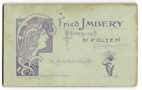 Fotografie Fried. Jmbery, St. Pölten, Schulgasse 1, Damenkopf im Jugendstil schaut auf Anschrift des Fotografen