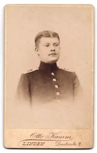 Fotografie Otto Kamm, Linden, Deisterstr. 2, Adliger in Uniform von Flaggen und Waffen umgeben