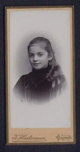 Fotografie J. Hartmann, Bayreuth, hübsches junges Mädchen mit langen offenen Haaren