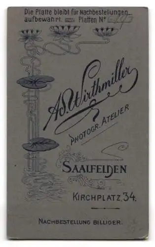 Fotografie Ad. Wirthmiller, Saalfelden, Kirchplatz 34, Mädchen mit dunklen langen offenen Haaren und Haarschleife