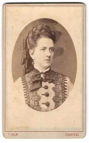 Fotografie F. Halm, Constanz, Dame im Kleid mit Korkenzieherlocken