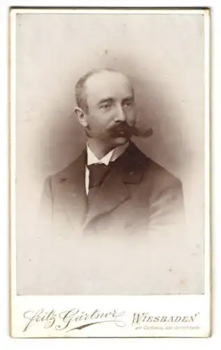 Fotografie Fritz Gärtner, Wiesbaden, Herr im Anzug mit Voluminösem Schnauzbart / Mustasch, 1898