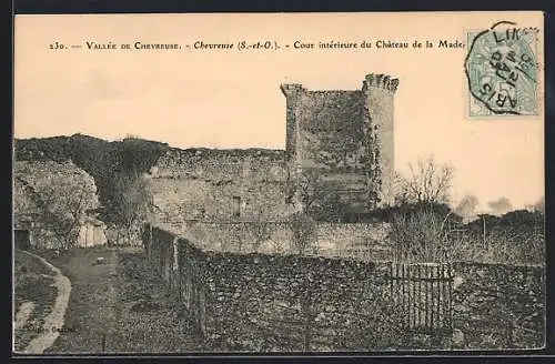 AK Chevreuse /S.-et-O., Cour intérieure du Chateau