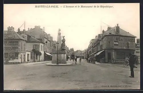 AK Mantes-la-Jolie, L`Avenue et le Monument de la Republice, Café des Touristes