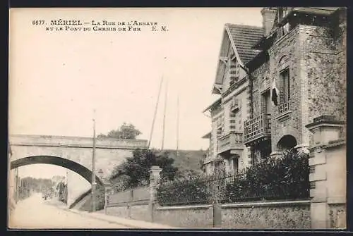 AK Mériel, la Rue de l`Abbaye et le Pont du Chemin de Fer