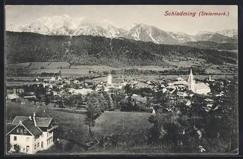 AK Schladming, Panoramablick auf Ort und Alpen