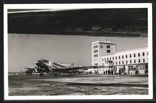 AK Frankfurt a. Main, Flughafen Rhein-Main, Empfangsgebäude mit Flugzeugrampe