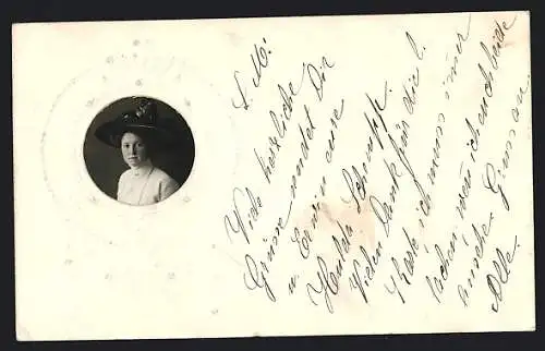 Foto-Collage-AK Frau mit schwarzem Hut und geprägter Rahmen