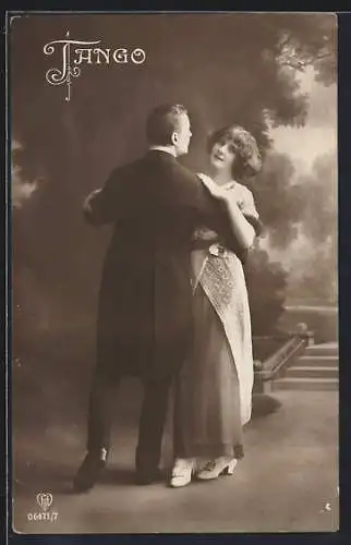 AK Paar tanzt den Tango vor einer Studiokulisse