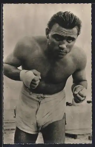 AK Boxer Georges Villemain in Pose