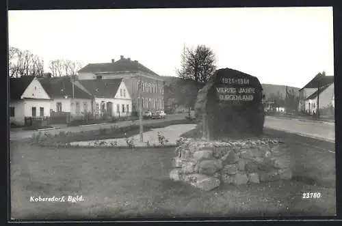 AK Kobersdorf /Bgld., Platzpartie am Denkmal