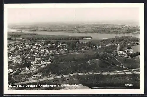 AK Bad Deutsch Altenburg /N.-Oe., Ortsansicht mit Strasse und Donau aus der Vogelschau