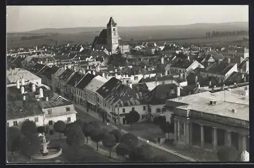 AK Eisenstadt /Burgenland, Gesamtansicht von oben, mit Strasse, Säulenbau und Brunnenplatz