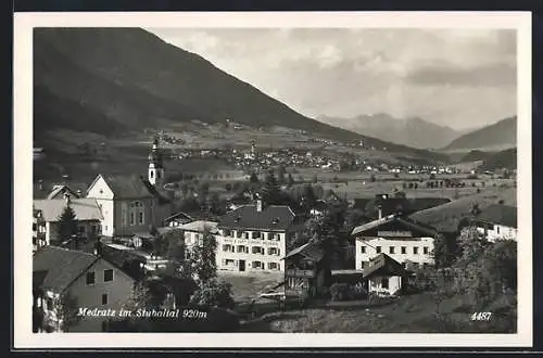 AK Medratz im Stubaital, Teilansicht mit Hotel und Kirche