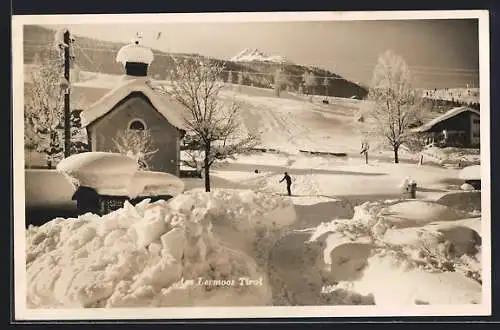 AK Lermoos /Tirol, Kapelle im tief verschneiten Ort