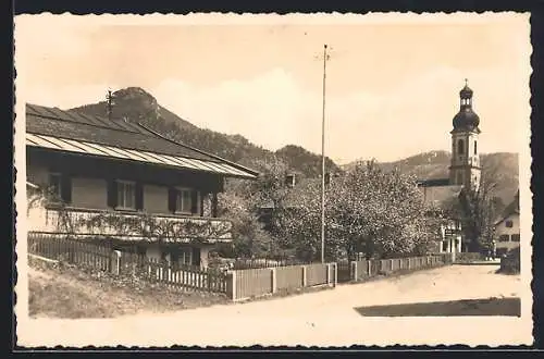 AK Lenggries /Bay. Hochland, Strassenpartie mit Kirchturm