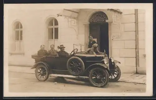 Foto-AK Auto mit offenem Verdeck vor einem Hotel, Hund auf der Motorhaube