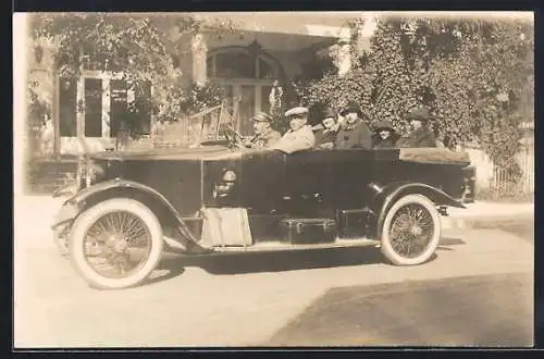 Foto-AK Auto mit offenem Verdeck, voll besetzt