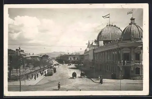 AK Teheran, Strassenpartie mit Gebäude mit Flaggen