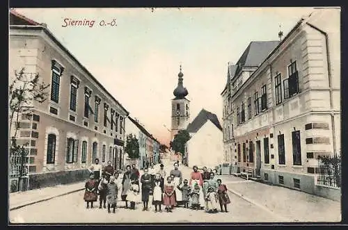 AK Sierning /O.-Ö., Strassenpartie mit Bewohnern und Kirchturm