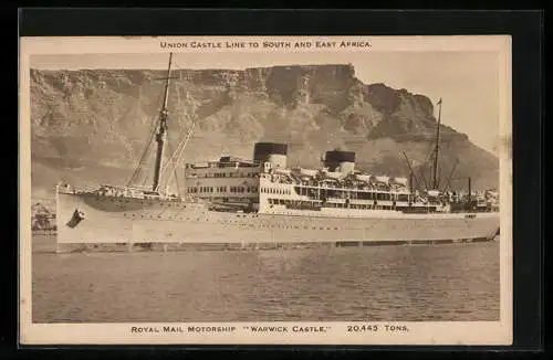 AK Passagierschiff RMMS Warwick Castle vor einer Felsküste, Union-Castle Liner