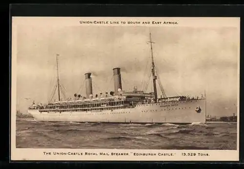 AK Passagierschiff RMS Edinburgh Castle nahe der Küstenstadt, Union-Castle Liner